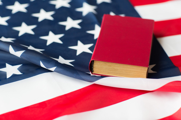 Amerikan bayrağı ve kitap kapat - Fotoğraf, Görsel