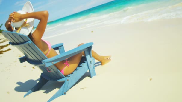 女の子のビーチチェアで日光浴  - 映像、動画