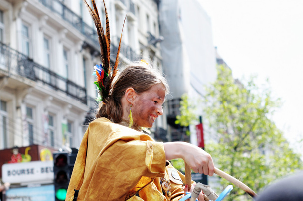 Niezidentyfikowane młody uczestnik pokazuje charakter mistyczny podczas parady zinneke - Zdjęcie, obraz