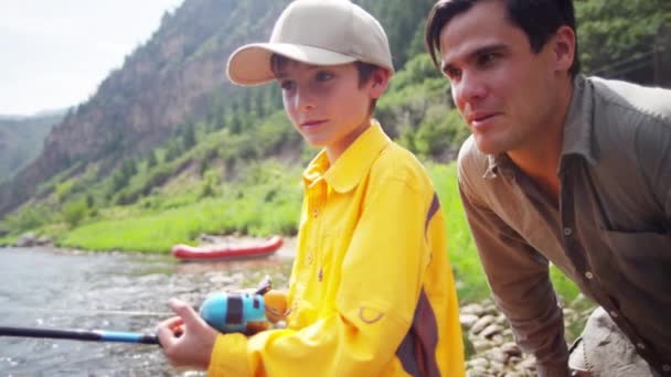  pai e filho usando haste e bobina linha de fundição
 - Filmagem, Vídeo