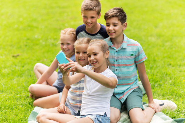 glückliche Kinder oder Freunde beim Selfie im Sommerpark - Foto, Bild