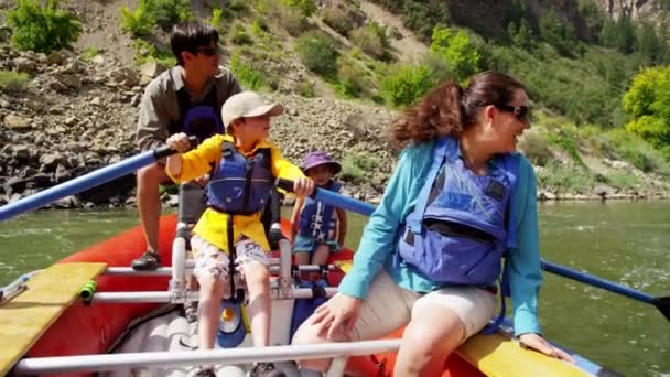 Rodzina spożywająca, rafting na rzece - Materiał filmowy, wideo