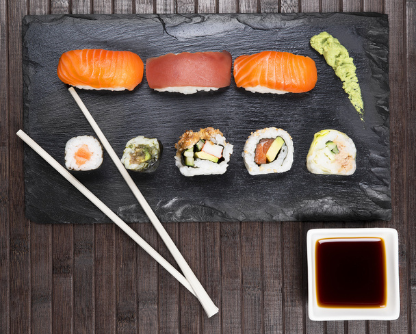 Суши подаются на тарелке с начинкой
 - Фото, изображение