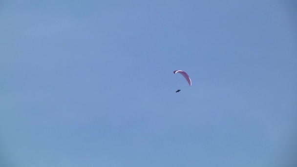paraglidista na obloze - Záběry, video