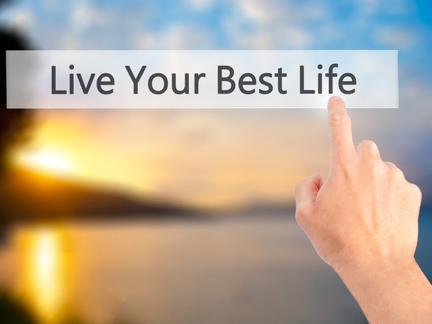 Live Your Best Life Käsi painamalla painiketta hämärtynyt backgrou
 - Valokuva, kuva