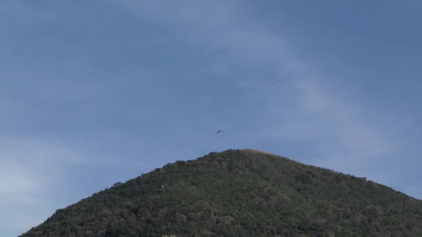Αλεξίπτωτα πλαγιάς πάνω από το βουνό - Πλάνα, βίντεο