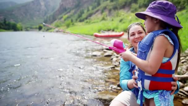 madre e hija usando varilla y carrete de línea de fundición
  - Imágenes, Vídeo