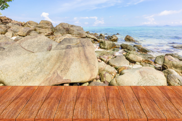 Holz-Tischplatte auf verschwommenem Strand-Hintergrund - kann für die - Foto, Bild