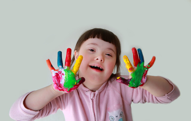 Linda niña con las manos pintadas
 - Foto, imagen
