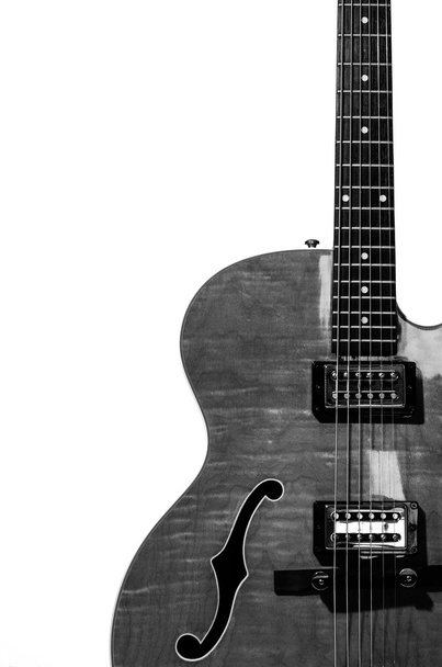 Guitarra elétrica de corpo oco isolada no fundo branco
 - Foto, Imagem