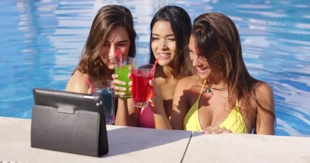Три друга в бикини пьют у бассейна
 - Кадры, видео