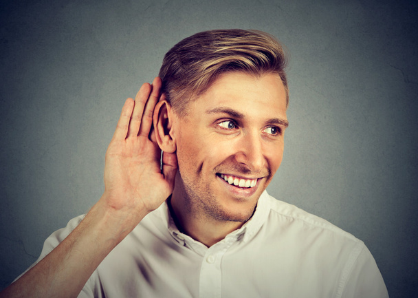 nieuwsgierige man stiekem luisteren op gesprek hand oor - Foto, afbeelding