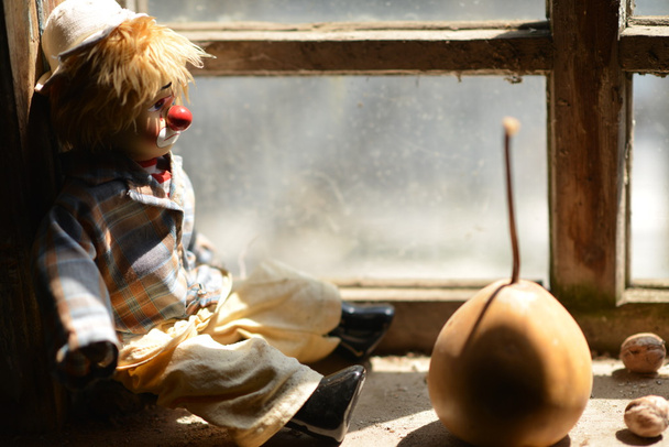 clown triste guardando attraverso una finestra
.  - Foto, immagini