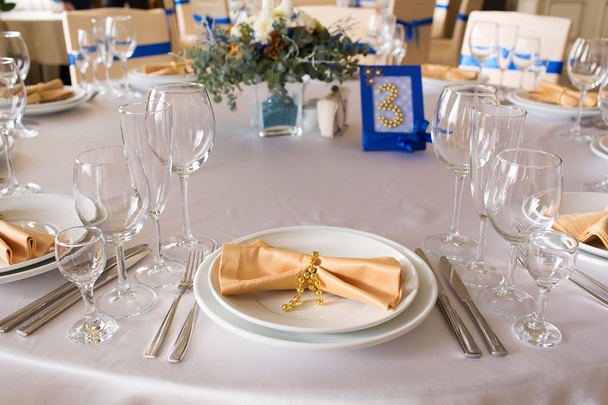 Wedding table with flower composition - Фото, зображення