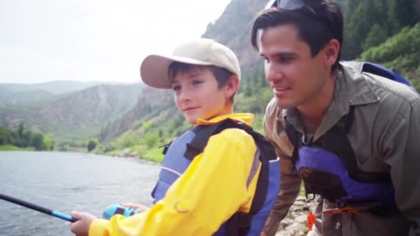  apa és fia bot és orsó casting vonal használatával - Felvétel, videó