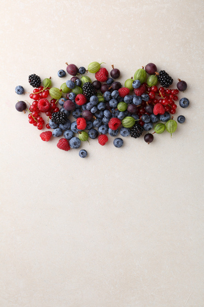 Свежие ягоды на бетоне
 - Фото, изображение