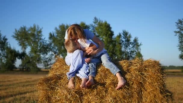una chica con un niño descansando en un pajar
 - Metraje, vídeo