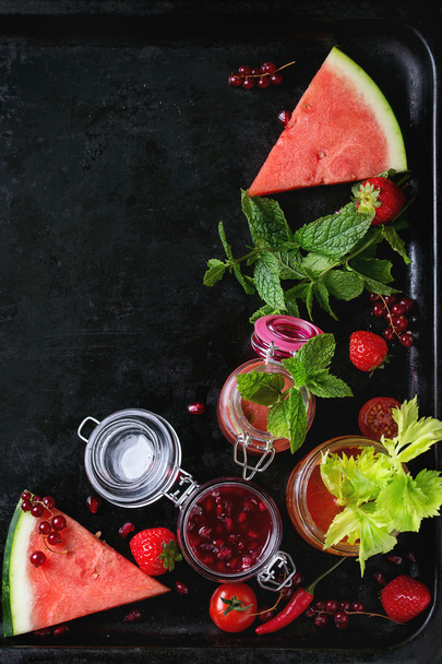 Jars of red smoothies - Foto, immagini