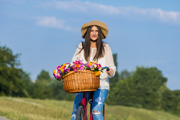 Menina jovem monta uma bicicleta
 - Foto, Imagem