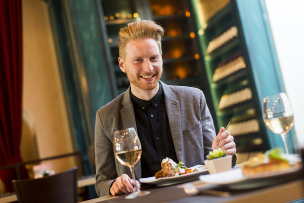 Young man in restaurant - Valokuva, kuva