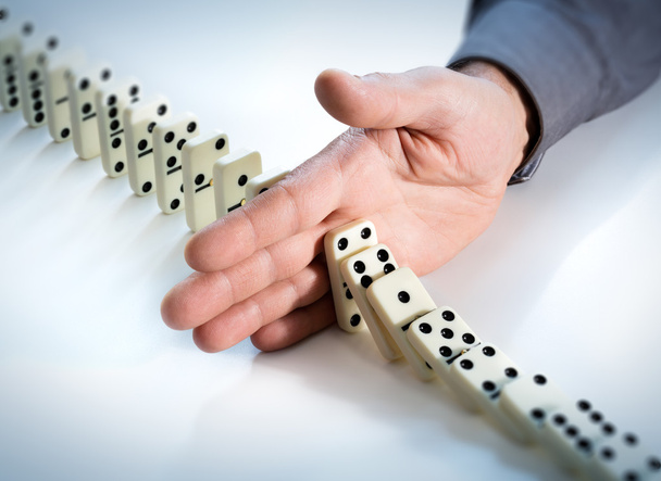 Parar efeito dominó - mão impede falha
 - Foto, Imagem