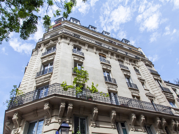 PARÍS, FRANCIA, 11 de julio de 2016. Fragmento arquitectónico de una fachada del típico edificio antiguo
. - Foto, Imagen