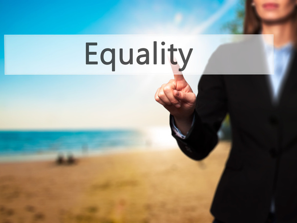 Igualdad - Empresaria pulsando botones modernos en un s virtual
 - Foto, Imagen