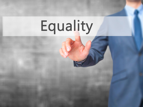 Egyenlőség-üzletember kattintson a virtuális érintőképernyő. - Fotó, kép