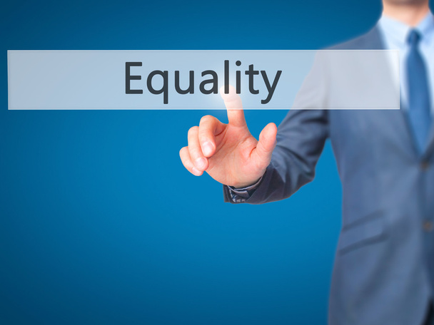 Egyenlőség-üzletember kattintson a virtuális érintőképernyő. - Fotó, kép