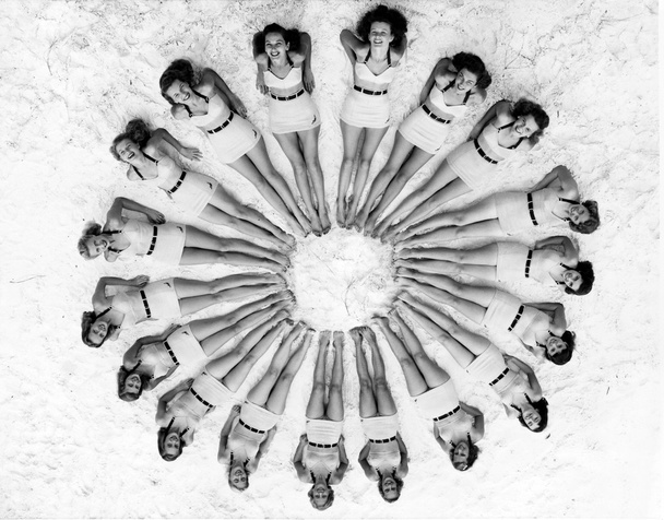 Mujeres acostadas en círculo alrededor de la pelota de playa
 - Foto, imagen