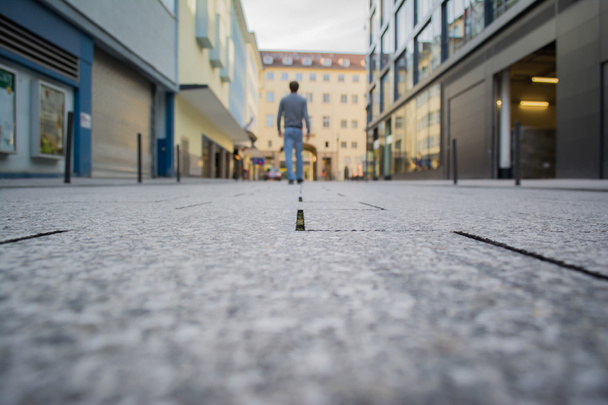 シュトゥットガルト ドイツ市内中心部を離れて歩いて若い男 - 写真・画像