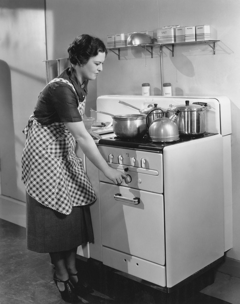 Nainen kokkaamassa liedellä
 - Valokuva, kuva