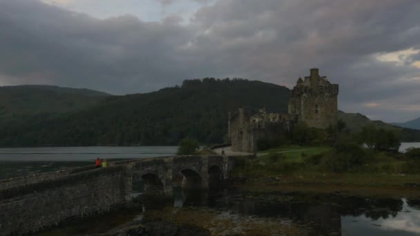  eilean donan castle mit menschen wandern - Filmmaterial, Video