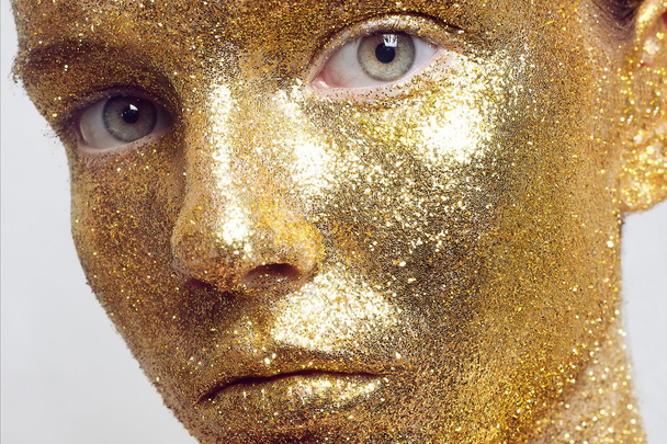 Magic Girl Portrait in Gold. Golden Makeup - Foto, afbeelding