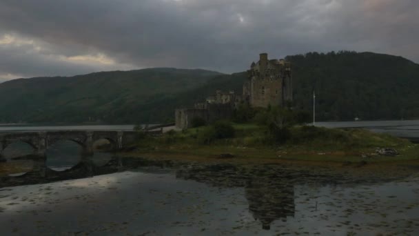 Pôr do sol vista do castelo de Eilean Donan
 - Filmagem, Vídeo