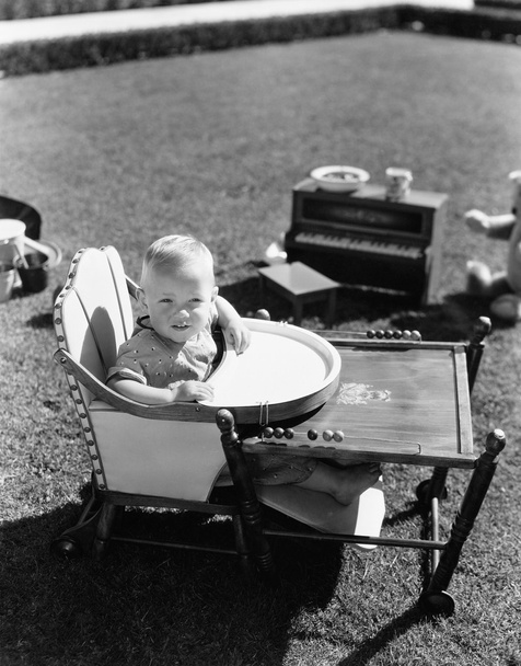 Bébé en chaise haute extérieur
 - Photo, image