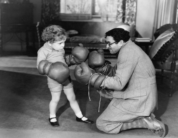 Játszik boksz-kesztyűket apa és fiatal fiú - Fotó, kép