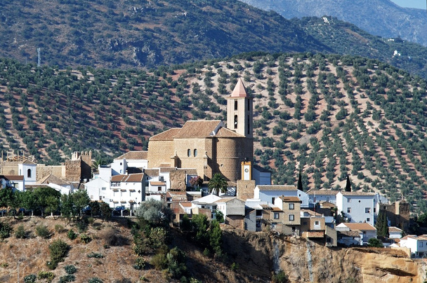 Vista da cidade com a igreja no topo do morro e olivais nas montanhas para trás, Iznajar
. - Foto, Imagem