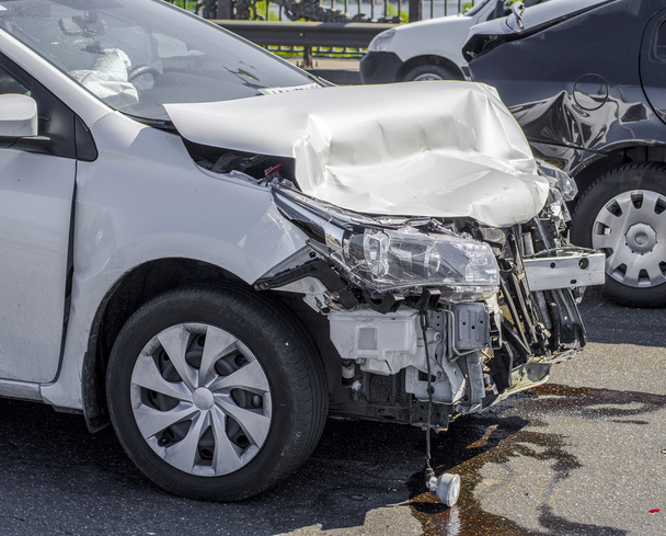 autonehody havárie na ulici, poškozené automobily po collisio - Fotografie, Obrázek