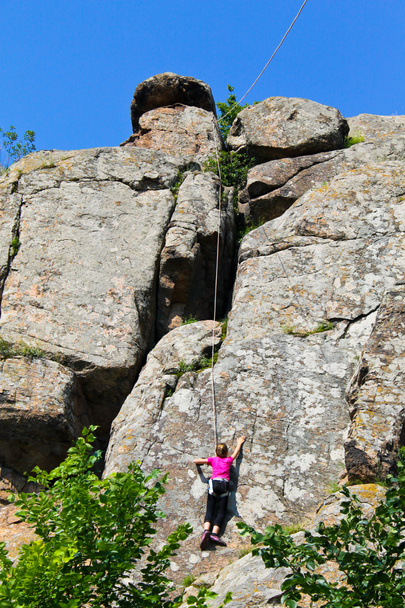 Dziewczyna alpinista wspina się na skale - Zdjęcie, obraz