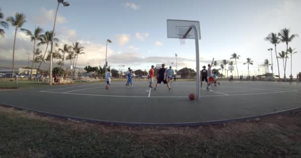Mannelijke basketbal spelers zomer - Video