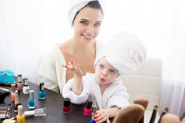 Mother and daughter are doing hair, manicures, makeup, having fun. - Zdjęcie, obraz