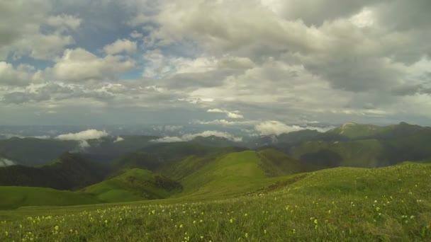 Tvorba a pohyb mraků nad letními svahy Adygea Bolshoy Thach a Kavkazu - Záběry, video