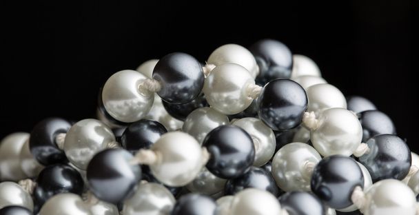 řetězec černé a bílé perly - Fotografie, Obrázek
