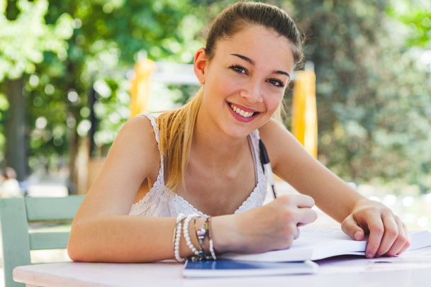 Menina adolescente estudando na mesa
 - Foto, Imagem