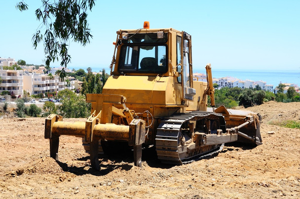 bulldozer jaune stationné sur un terrain vague montrant l'éventreur à l'arrière, Costa del Sol
. - Photo, image