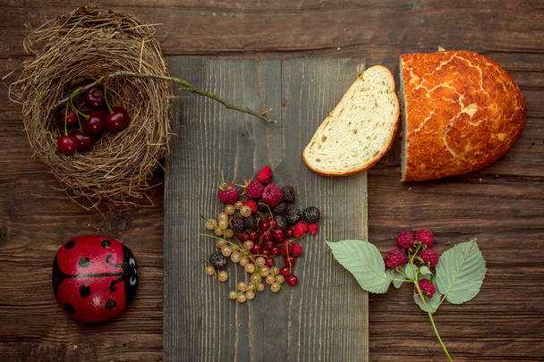 bread and wild berries - Φωτογραφία, εικόνα