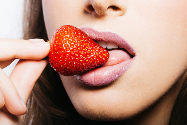 ženské rty jíst červené jahody - Fotografie, Obrázek