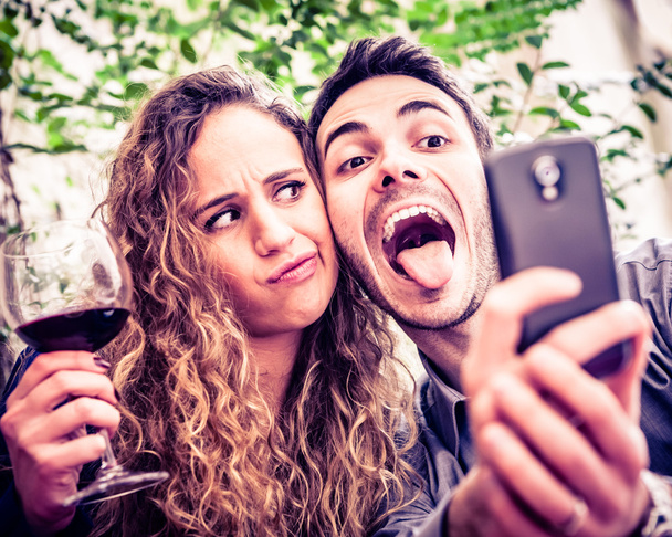 Funny young couple taking selfie - Foto, afbeelding