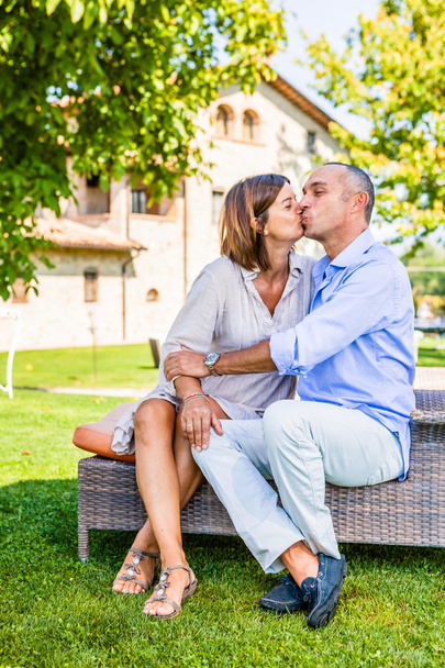 Casal bem sucedido beijando no quintal
  - Foto, Imagem